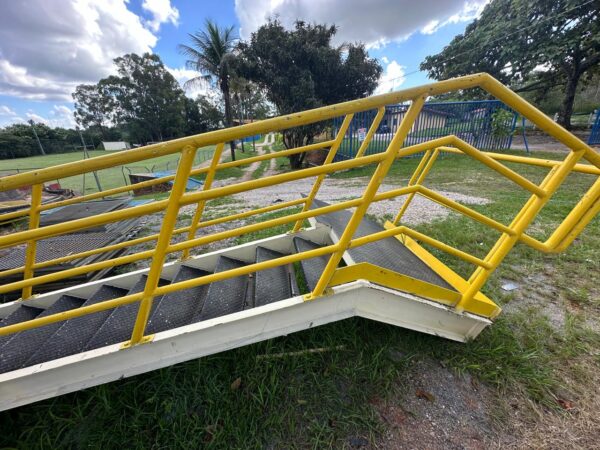 Escada com Plataforma - Image 2