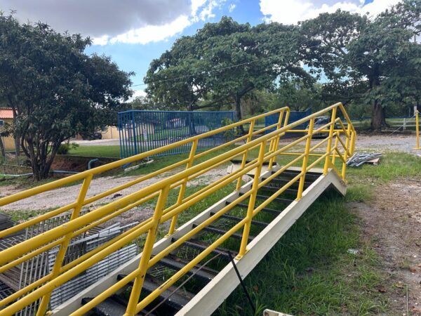 Escada com Plataforma - Image 4