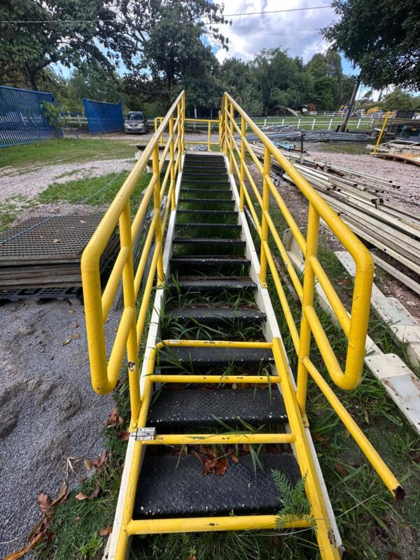 Escada com Plataforma