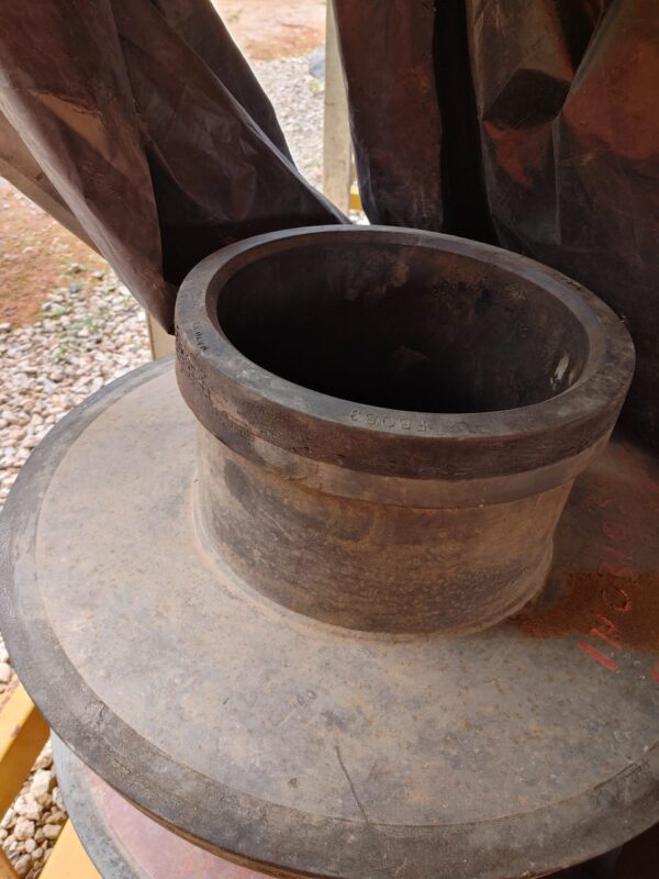 Lote de Revestimentos, Rotores, Peças Diversas de Bomba WEIR e Motobombas - Image 2