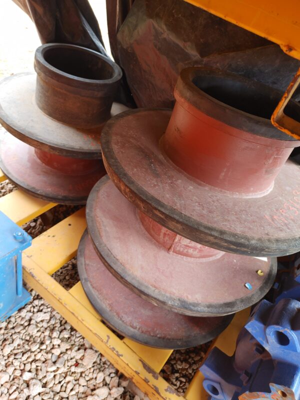 Lote de Revestimentos, Rotores, Peças Diversas de Bomba WEIR e Motobombas - Image 4