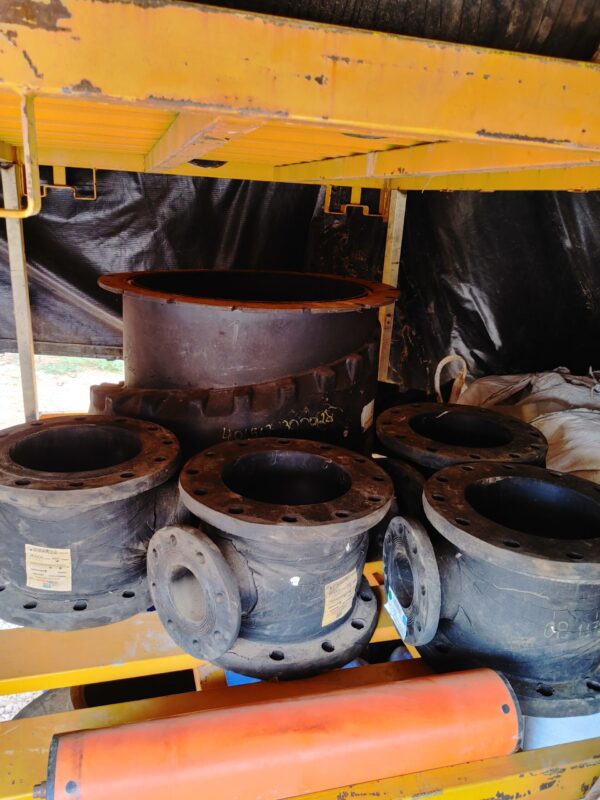 Lote de Tubulações e Conexões de Tubos de Borracha Diversos - Image 3