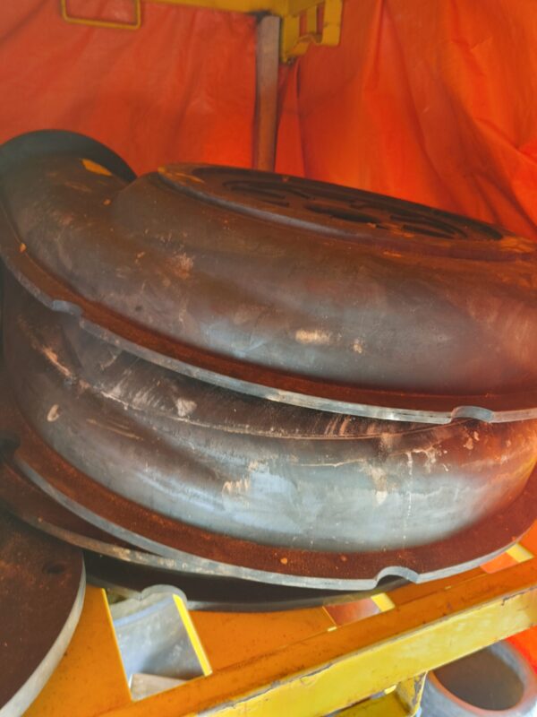 Lote de Revestimentos, Rotores, Peças Diversas de Bomba WEIR e Motobombas - Image 61