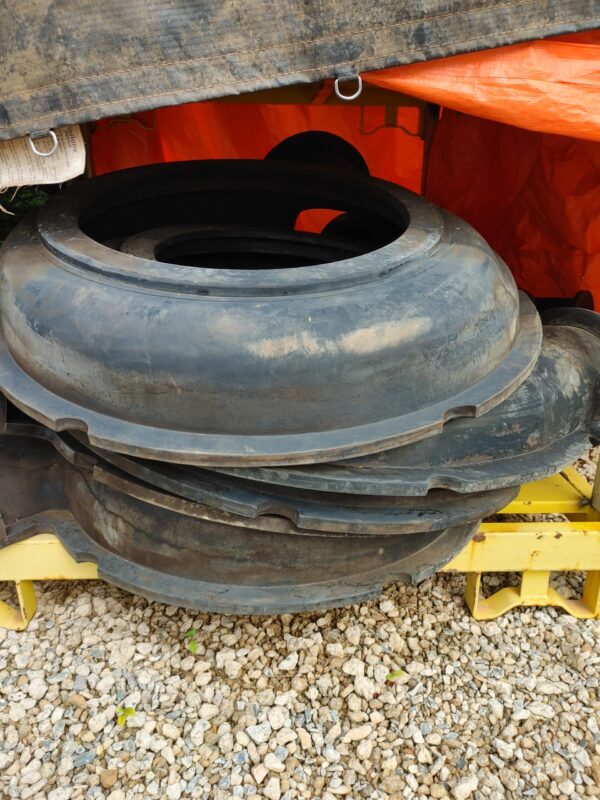 Lote de Revestimentos, Rotores, Peças Diversas de Bomba WEIR e Motobombas - Image 68